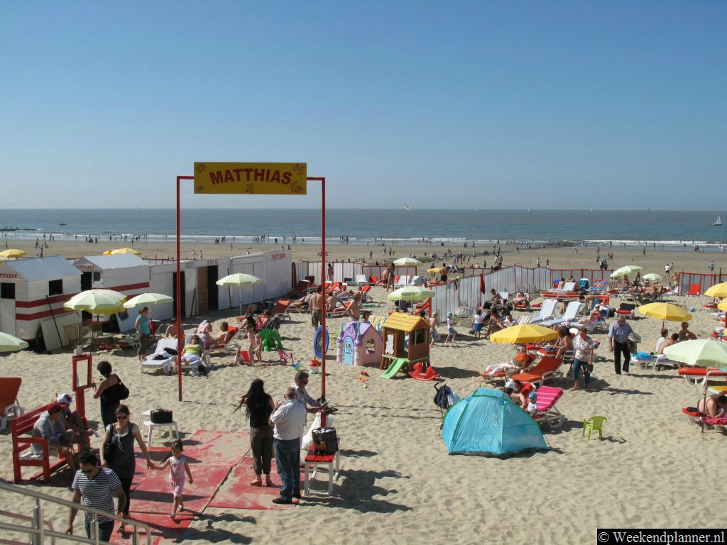 Op het strand kun je o.a. strandcabines, ligstoelen en parasols huren.